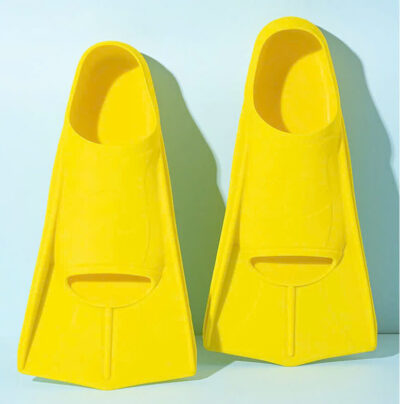 Chân vịt bơi màu vàng